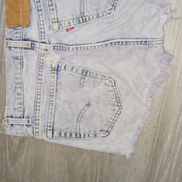 Levi's high rise distressed cut offs size 34 runs small so it's more like a 30 - Picture 3 of 3